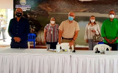 El director de Corponor, Gregoria Angarita (primero de derecha a izquierda), presidió ayer la mesa de trabajo para debatir el problema del agua. Cortesía/La Opinión