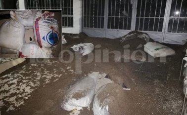 Con bultos de arena los expertos en antiexplosivos activaron de manera controlada el artefacto. El hecho generó pánico entre los vecinos.  La Opinión