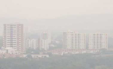 El humo volvió a cubrir el cielo de Cúcuta ayer. Los residentes se quejaron del olor a quemado en el ambiente. César Obando