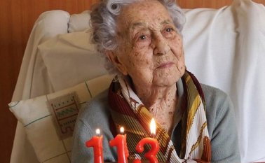 A sus 113 años, se recuperó de manera satisfactoria del nuevo COVID-19. Tomado de Twitter / @MariaBranyas11