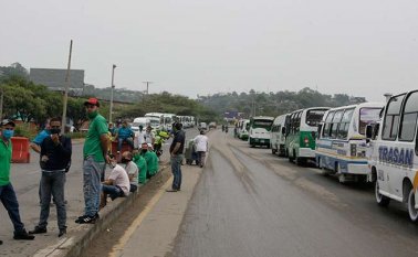 LOS CONDUCTORES parquearon sus busetas a lado y lado de la subida del Indio, lo que produjo traumas en el tránsito de automotores que se moviliza por la autopista de Juan Atalaya hacia el centro de la ciudad y viceversa. Mario Caicedo