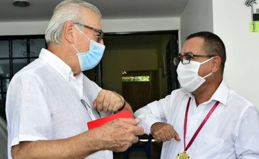 Casa a casa, el alcalde de Cúcuta Jairo Yáñez, en compañía del secretario de Educación, Arturo Charria y otros miembros del gabinete municipal, entregaron medallas de reconocimiento a docentes de la ciudad. Cortesía La Opinión