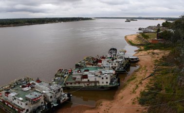 El Puente de la Amistad, que une Ciudad del Este (Paraguay) con Foz de Iguazú (Brasil) a través del río Paraná, se llena a diario de personas que buscan volver a territorio paraguayo. AFP
