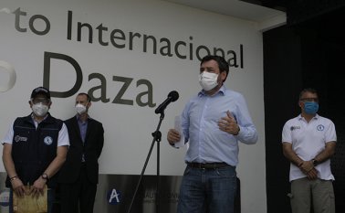 Santiago Alonso Rodríguez, interviene a su llegada a Cúcuta. Le acompañan el gobernador Silvano Serrano (izquierda), y Víctor Bautista (Derecha), secretario de Fronteras del Departamento. Mario Caicedo La Opinión