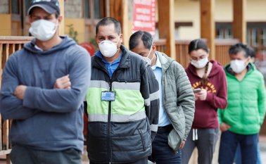 Las condiciones ambientales podrían en determinado momento influir en el contagio de la COVID-19, dicen expertos. Archivo La Opinión