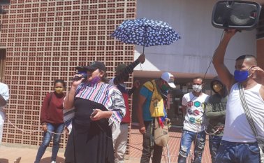 Varios líderes sociales, defensores de víctimas, decidieron acompañar la manifestación de los representantes de la comunidad que se encadenaron. Cortesía