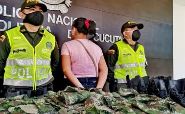 Capturada con uniformes del Ejército. Cortesía Policía