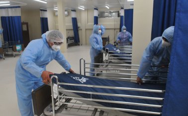 Personal de salud prepara una habitación en el Hospital Bicentenario para pacientes con COVID-19, en Guayaquil, Ecuador.
 AFP