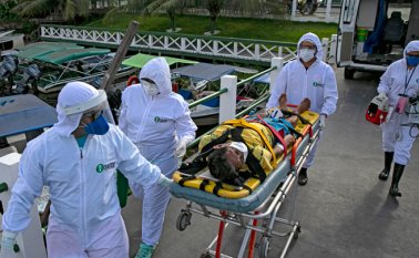 El personal de salud lleva al brasileño Eladio Lopes, de 79 años, infectado con el nuevo coronavirus. AFP