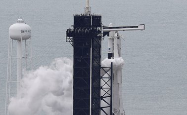 Momentos antes de que el lanzamientos del cohete de SpaceX fuera aplazado para el próximo sábado. AFP