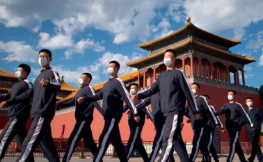 Jóvenes chinos con tapabocas se alistan para incorporarse al Ejército Popular, ayer en Pekín, cuyas autoridades anunciaron que la pandemia del coronavirus está controlada. AFP