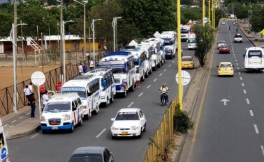 Trabajadores de distintas empresas que viajan dentro del departamento y a otras ciudades del país se concentraron en algunas vías de Cúcuta. Tomada de Twitter @OlgaLucaCotamo
