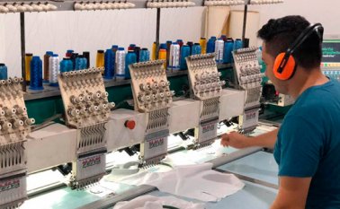 Según el comunicado del Ministerio del Trabajo, los trabajadores que devengan más de un salario mínimo deberán recibir su prima de servicios a más tardar el 30 de junio. Archivo La Opinión