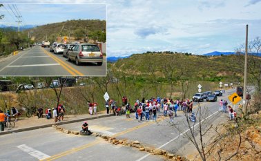 Con piedras, llantas y otros objetos habitantes de los asentamientos humanos La Bendición y Freddy Angarita bloquearon la vía que comunica a Cúcuta con El Zulia. La manifestación que logró congestionar la vía debido al bloqueo, buscaba llamar la atención de las autoridades municipales. Mario Caicedo