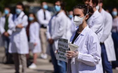 Entre los firmantes de esta carta abierta destacan médicos e investigadores de todo el mundo. AFP