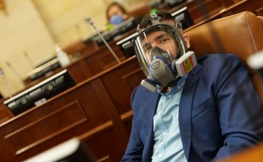 Así asisten a la plenaria semipresencial de la Cámara los representantes. Colprensa