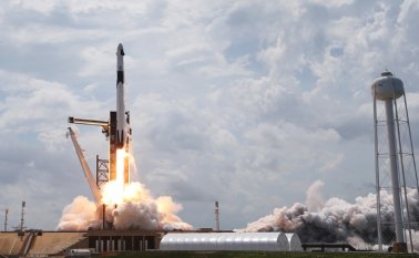 El primer contacto y acoplamiento de la nave espacial al objetivo, ubicado a 400 km de la Tierra, ocurrió a las 10:16 am. AFP