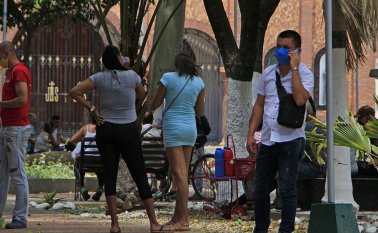 La mayoría de mujeres venezolanas que se dedican a la prostitución continúan ofreciendo sus servicios en los alredores del Parque Mercedes Ábrego. Mario Caicedo La Opinión