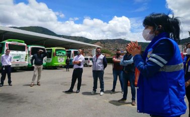 La directora de Salud, Martha Maldonado, socializó con los conductores el protocolo y medidas para el transporte colectivo Cortesía