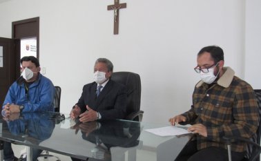 El alcalde Humberto Pisciotti  (centro) con el asesor Jean Peña, presentaron las generalidades del Plan de Desarrollo. Roberto Ospino