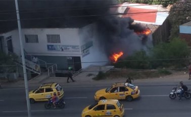 Los bomberos controlan a esta hora las llamas. Cortesía