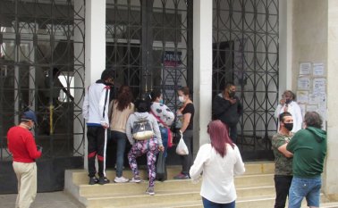 El primer día de la medida en las calles se vieron grupos de hombres y mujeres.  Roberto Ospino