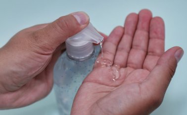 El gel antibacterial se ha convertido en uno de los productos más apetecidos por los colombianos. Colprensa.