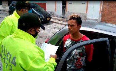 En el barrio Pablo VI de San Gil interceptaron a José Manuel Suárez Lozano cuando se movilizaba como pasajero en un carro Chevrolet Spark. Cortesía