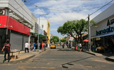 La medida ya está en vigencia pero aun se siguen viendo vehículos circulando en las zonas restringidas. Mario Caicedo