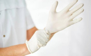 Recomiendan usar guantes al limpiar o cuidar a una persona enferma.
Colprensa.