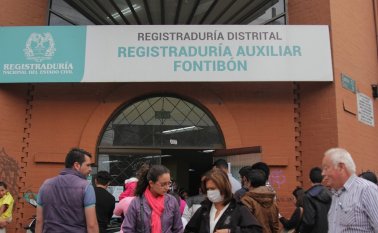 Cumpliendo con todos los protocolos de bioseguridad para retomar la atención presencial al público. Colprensa.