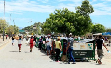 El martes en el sector de La Parada, los migrantes esperaban cruzar hacia Venezuela. La recepción ha sido lenta porque el vecino país solo permite la entrada de 300 personas. Mario Caicedo