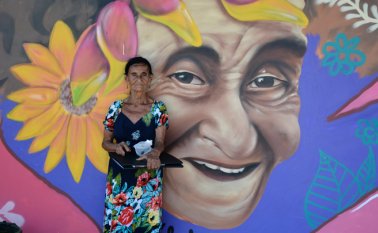 Los habitantes de la vereda El Albarico de El Zulia protagonizaron un fallo histórico de restitución de tierras, tras ser víctimas del Epl, Eln y Auc. Ernestina Rivera de León, una de las víctimas, se ha convirtió en ícono del proceso de restitución. Su rostro está en la nueva escuela. Archivo