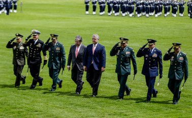 De una parte, se investiga la presunta responsabilidad penal de por lo menos 16 generales, 218 oficiales y 122 suboficiales. Colprensa.