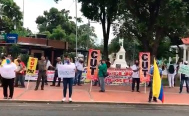 Cerca de 70 personas estuvieron presentes en el plantón liderado por la Central Unitaria de Trabajadores. Cortesía