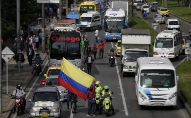 Los beneficiarios de esta línea de crédito serán, conductores y propietarios de vehículos de transporte de pasajeros por carretera, carga por carretera, transporte fluvial y mixto, y terminales de transporte. Colprensa.