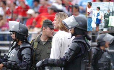 Cúcuta e Independiente Santa Fe chocaron el 7 de mayo del 2006. Los rojinegros ganaron 2-0 y terminaron esa jornada como lideres. Pinto (superior) fue campeón con el Cúcuta ese año. Archivo