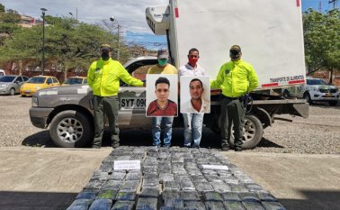 La droga venía escondida en compartimentos secretos dentro de un vehículo usado para el transporte de alimentos. Policía Nacional