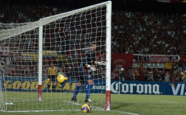 El guardameta uruguayo Fernando Muslera, visitó al General Santander con el Nacional de Montevideo en los cuartos de final de la Copa Libertadores en el 2007. Archivo