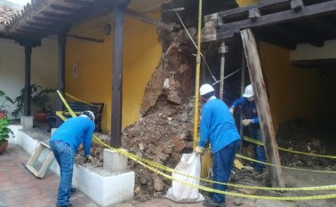 Se derrumbó debido al deterioro ocasionado por la presión de agua, después de que se represó el líquido a causa de una obstrucción en los canales.  Cortesía.