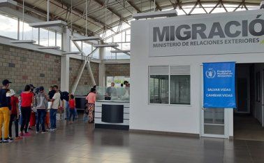 Las autoridades colombianas habilitaron el Centro de Atención Sanitaria Tienditas (CAST), para que los migrantes que van de retorno hacia su país permanezcan allí un máximo de 48 horas. Mario Caicedo / La Opinión