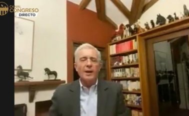 El Senado mantiene sesiones virtuales por la pandemia de COVID-19 y en la de este martes Álvaro Uribe hizo señalamientos contra su colega de la oposición Gustavo Petro. Colprensa