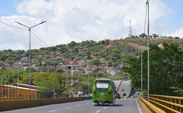 La víctima de repente perdió el control de su motocicleta y terminó impactando la baranda del puente Elías M. Soto. La Opinión
