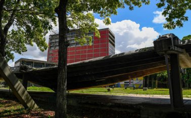 Un tramo del techo de un corredor de 300 metros sucumbió el miércoles sin dejar heridos en su campus. AFP