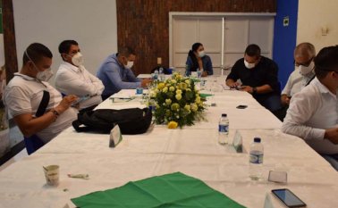 Integrantes de la Asociación de municipios durante la asamblea general articulan planes de inversión para mejorar las condiciones de vida de los habitantes de la región. Cortesía