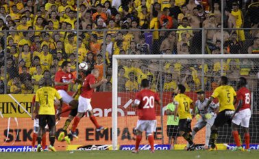 Vestido de rojo y blanco, el Cúcuta Deportivo empató a dos goles en el estadio Monumental de Guayaquil en la ‘Noche amarilla’ de 2015. Los goles del equipo motilón fueron anotados por Cristian Cangá. Archivo