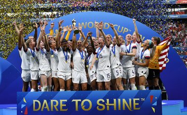 Jugadoras estadounidenses celebrando con el trofeo después del partido final de fútbol de la Copa Mundial Femenina de Francia 2019 entre Estados Unidos y los Países Bajos en el Estadio de Lyon. AFP