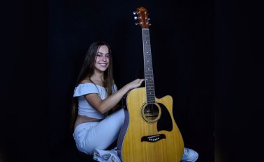 La joven cantante Liz Pérez, 18 años, supo desde muy pequeña que la música era su más grande pasión. Ese sueño se le cristaliza en su primer sencillo: ‘Falso Amor’. Cortesía