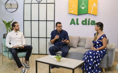 Guardando la distancia para evitar el contagio del coronavirus Camilo Bayter y Vanessa Ruiz entrevistan a los invitados. En el set los acompaña Diego Yáñez. Cortesía