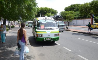 Los conductores aseguran que en otras empresas el pago ya se efectuó, por lo que seguirán manifestándose hasta obtener una respuesta más puntual. Archivo